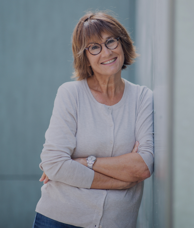 femme 60 ans satisfaite de sa consultation avec un voyant