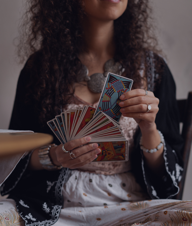 Voyante lisant le futur avec des cartes de Tarot